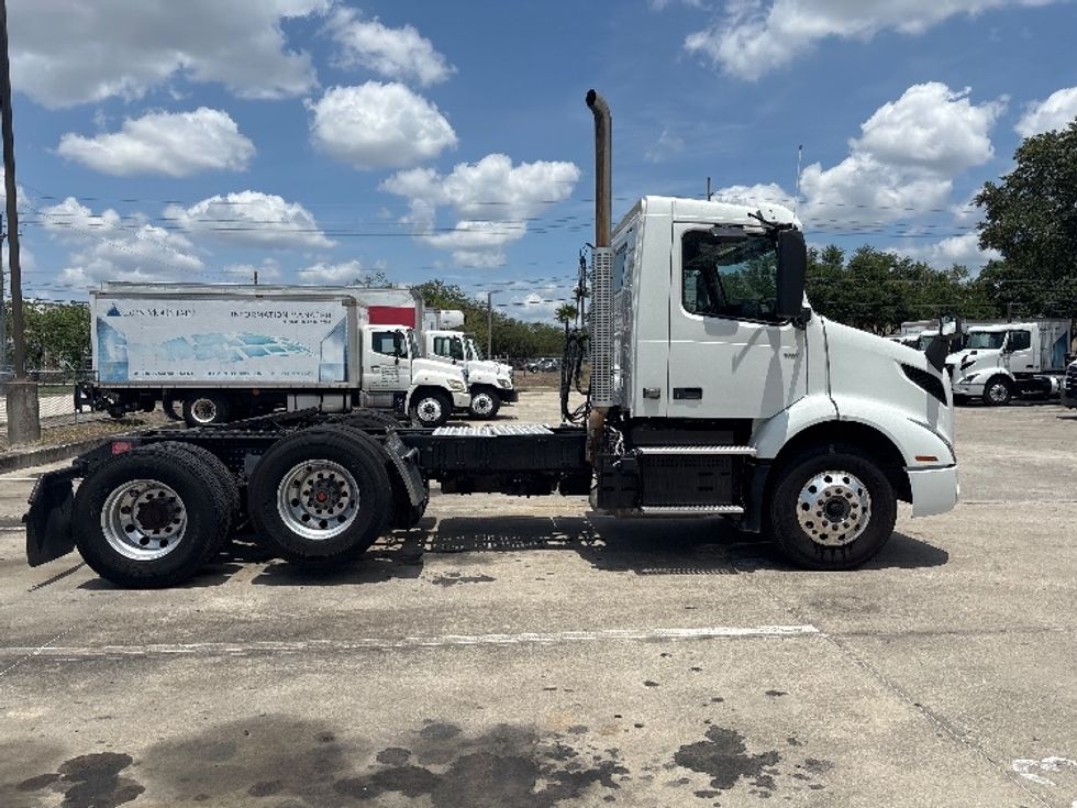Day Cab Tractor-Heavy Duty Tractors-Volvo-2023-VNR62300-Tampa-FL-466,472\n\t\tmiles-$ 59,500 - Image 8