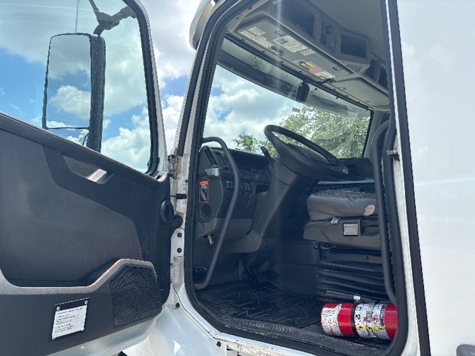 Day Cab Tractor-Heavy Duty Tractors-Volvo-2023-VNR62300-Tampa-FL-466,472\n\t\tmiles-$ 59,500 - Image 9