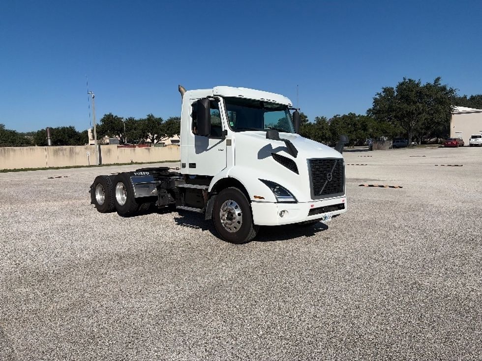 Day Cab Tractor-Heavy Duty Tractors-Volvo-2023-VNR62300-Tampa-FL-486,088\n\t\tmiles-$ 55,250 - Image 1