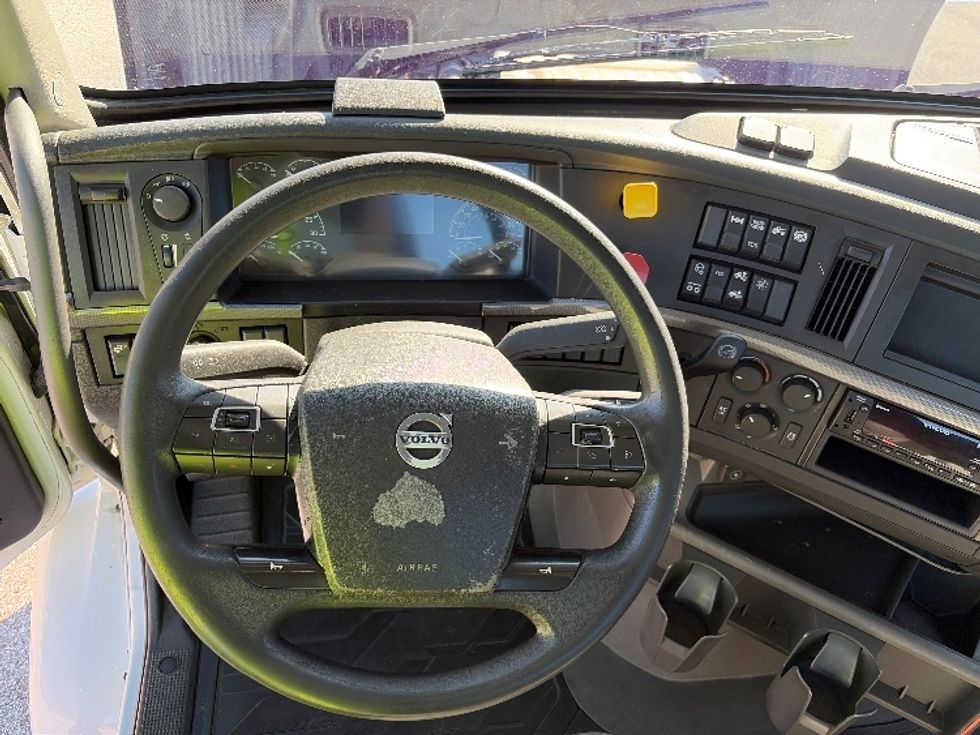 Day Cab Tractor-Heavy Duty Tractors-Volvo-2023-VNR62300-Tampa-FL-486,088\n\t\tmiles-$ 55,250 - Image 11