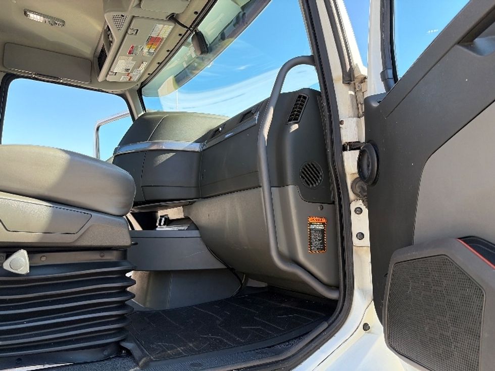 Day Cab Tractor-Heavy Duty Tractors-Volvo-2023-VNR62300-Tampa-FL-486,088\n\t\tmiles-$ 55,250 - Image 12