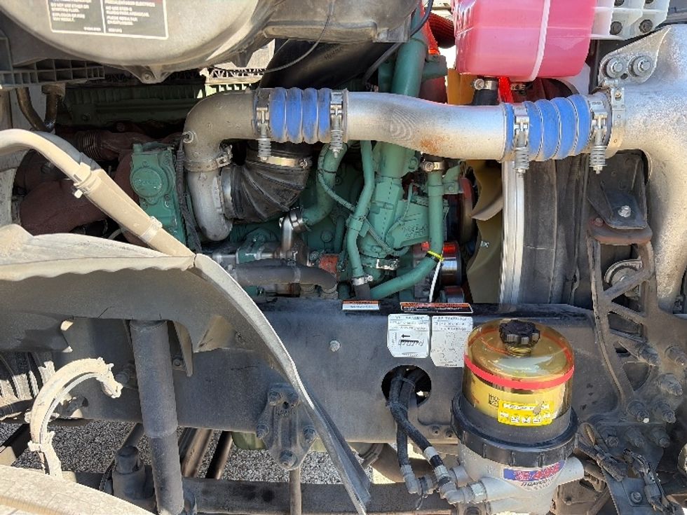 Day Cab Tractor-Heavy Duty Tractors-Volvo-2023-VNR62300-Tampa-FL-486,088\n\t\tmiles-$ 55,250 - Image 15