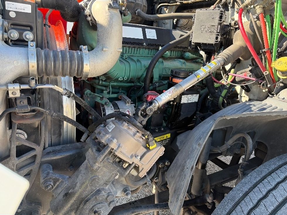 Day Cab Tractor-Heavy Duty Tractors-Volvo-2023-VNR62300-Tampa-FL-486,088\n\t\tmiles-$ 55,250 - Image 16