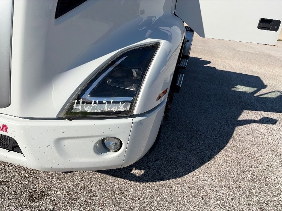 Day Cab Tractor-Heavy Duty Tractors-Volvo-2023-VNR62300-Tampa-FL-486,088\n\t\tmiles-$ 55,250 - Image 18