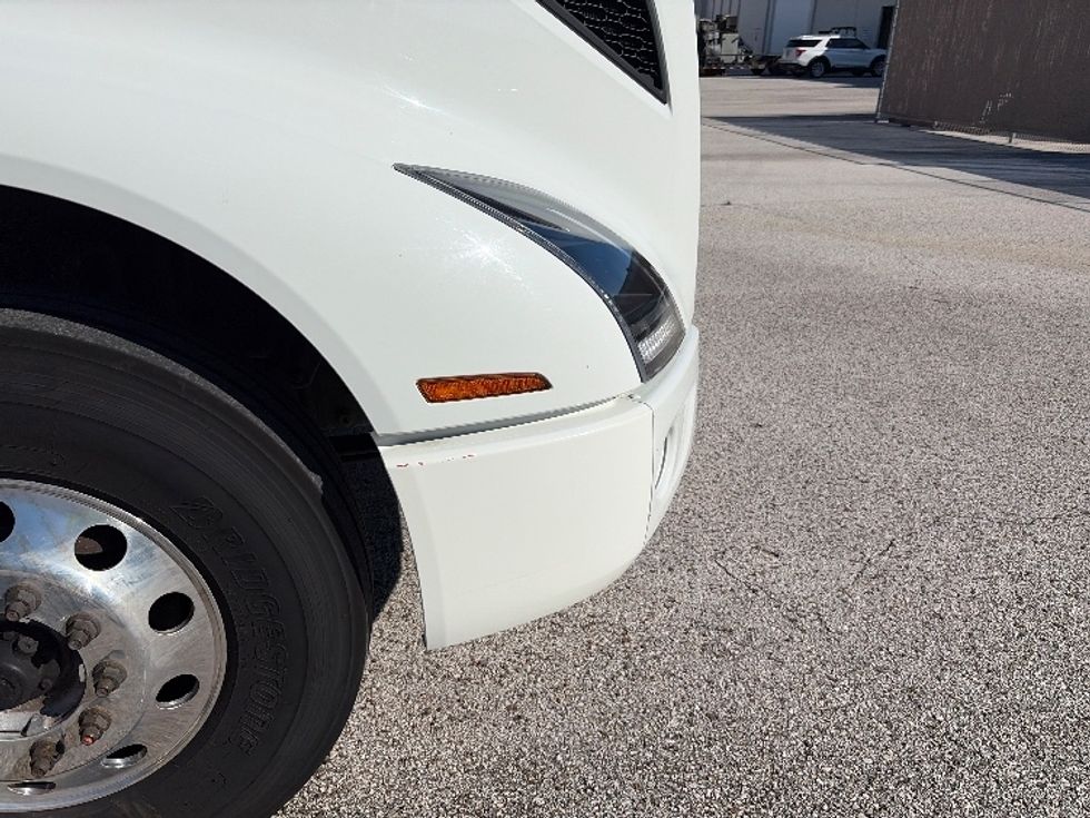Day Cab Tractor-Heavy Duty Tractors-Volvo-2023-VNR62300-Tampa-FL-486,088\n\t\tmiles-$ 55,250 - Image 19