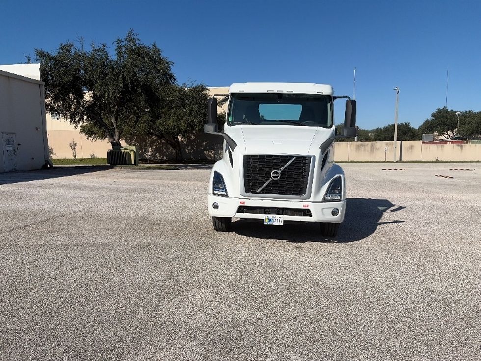 Day Cab Tractor-Heavy Duty Tractors-Volvo-2023-VNR62300-Tampa-FL-486,088\n\t\tmiles-$ 55,250 - Image 2