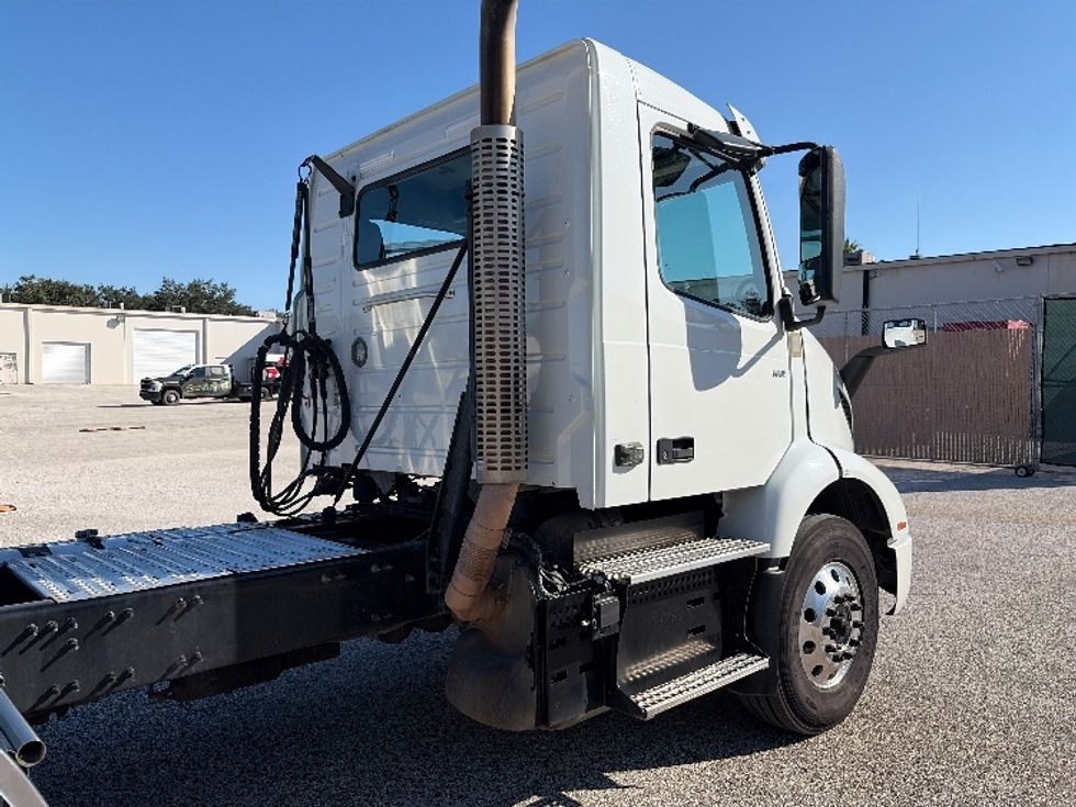 Day Cab Tractor-Heavy Duty Tractors-Volvo-2023-VNR62300-Tampa-FL-486,088\n\t\tmiles-$ 55,250 - Image 21
