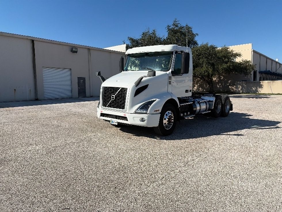 Day Cab Tractor-Heavy Duty Tractors-Volvo-2023-VNR62300-Tampa-FL-486,088\n\t\tmiles-$ 55,250 - Image 3