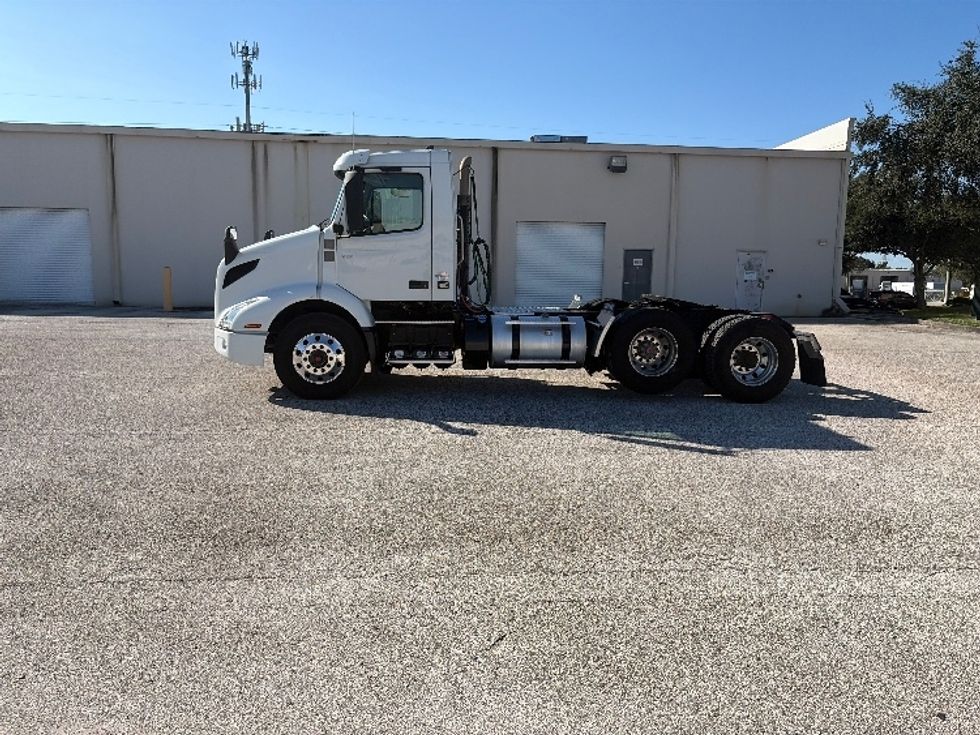 Day Cab Tractor-Heavy Duty Tractors-Volvo-2023-VNR62300-Tampa-FL-486,088\n\t\tmiles-$ 55,250 - Image 4