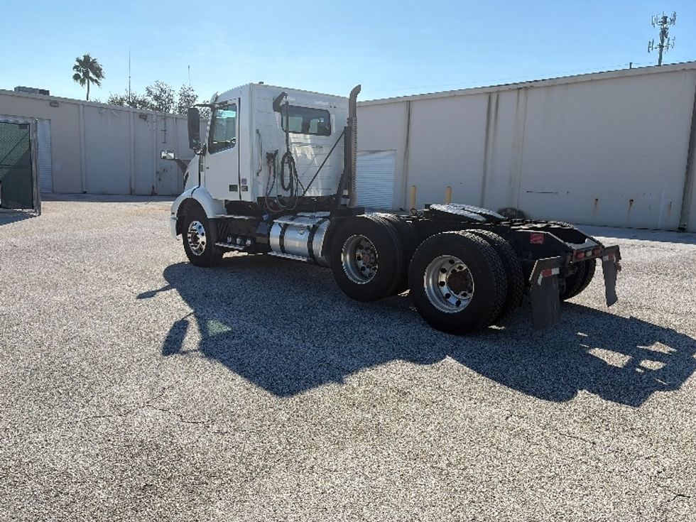 Day Cab Tractor-Heavy Duty Tractors-Volvo-2023-VNR62300-Tampa-FL-486,088\n\t\tmiles-$ 55,250 - Image 5