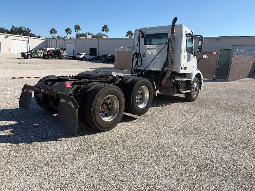 Day Cab Tractor-Heavy Duty Tractors-Volvo-2023-VNR62300-Tampa-FL-486,088\n\t\tmiles-$ 55,250 - Image 7
