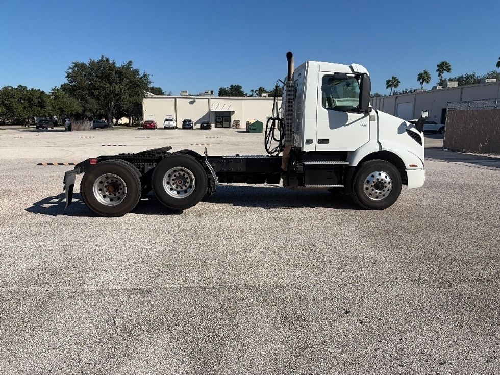 Day Cab Tractor-Heavy Duty Tractors-Volvo-2023-VNR62300-Tampa-FL-486,088\n\t\tmiles-$ 55,250 - Image 8