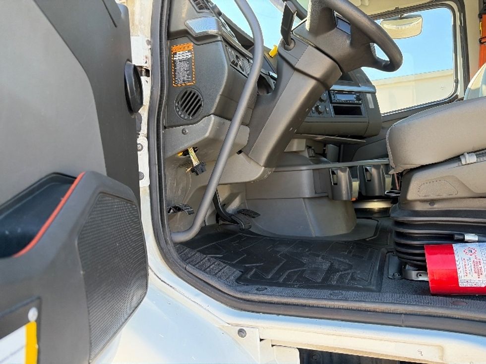 Day Cab Tractor-Heavy Duty Tractors-Volvo-2023-VNR62300-Tampa-FL-486,088\n\t\tmiles-$ 55,250 - Image 9
