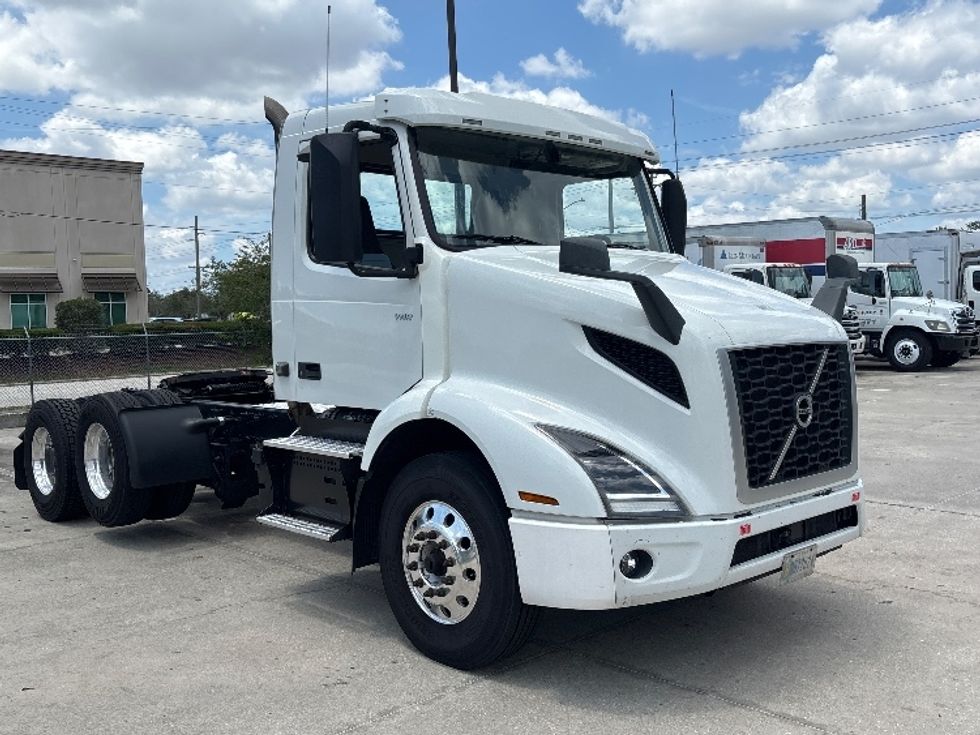 Day Cab Tractor-Heavy Duty Tractors-Volvo-2023-VNR62300-Tampa-FL-542,254\n\t\tmiles-$ 42,500 - Image 1