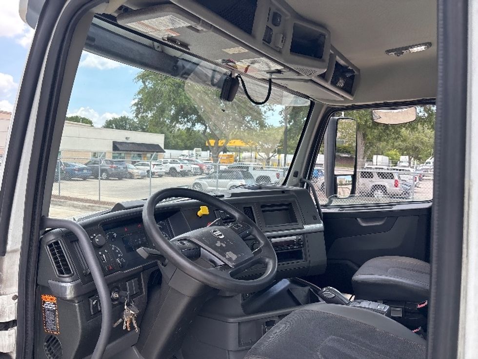 Day Cab Tractor-Heavy Duty Tractors-Volvo-2023-VNR62300-Tampa-FL-542,254\n\t\tmiles-$ 42,500 - Image 10