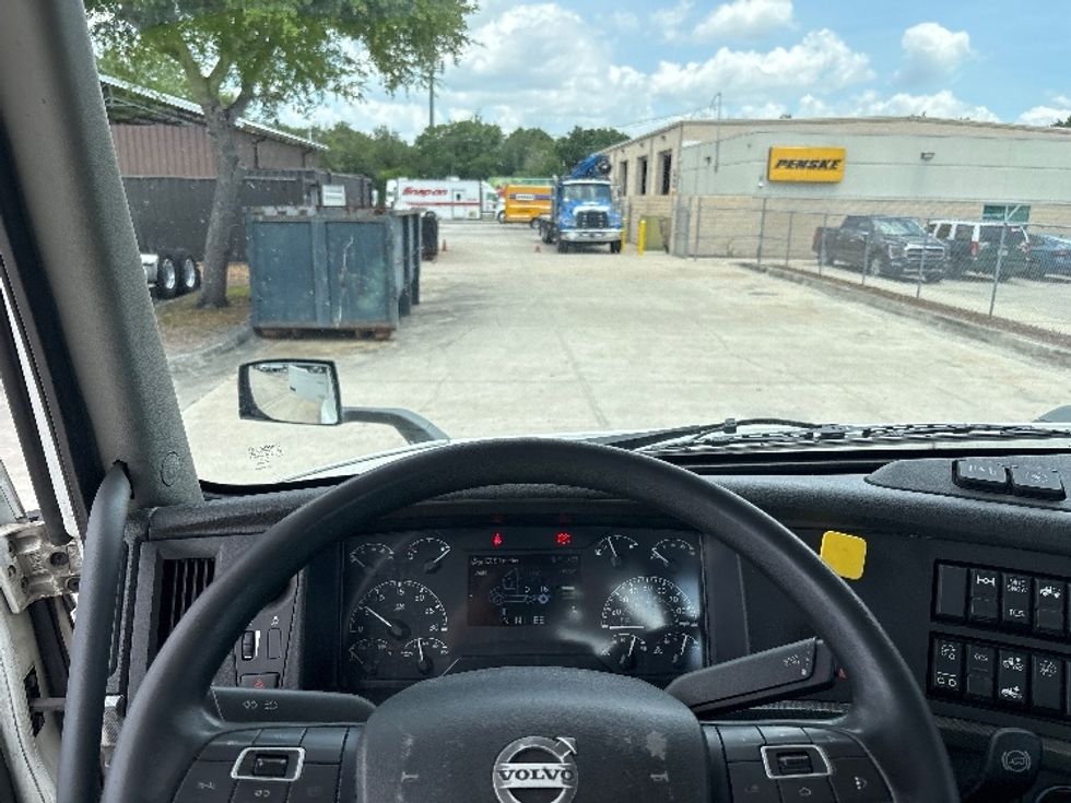Day Cab Tractor-Heavy Duty Tractors-Volvo-2023-VNR62300-Tampa-FL-542,254\n\t\tmiles-$ 42,500 - Image 11
