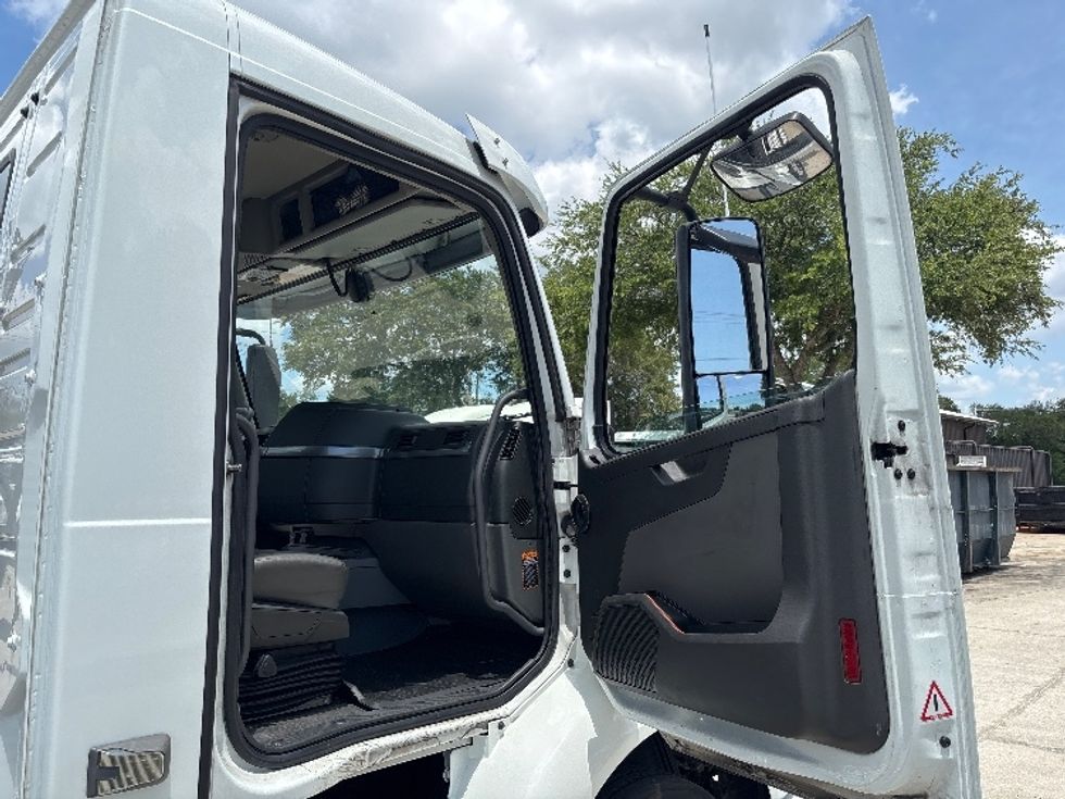 Day Cab Tractor-Heavy Duty Tractors-Volvo-2023-VNR62300-Tampa-FL-542,254\n\t\tmiles-$ 42,500 - Image 12