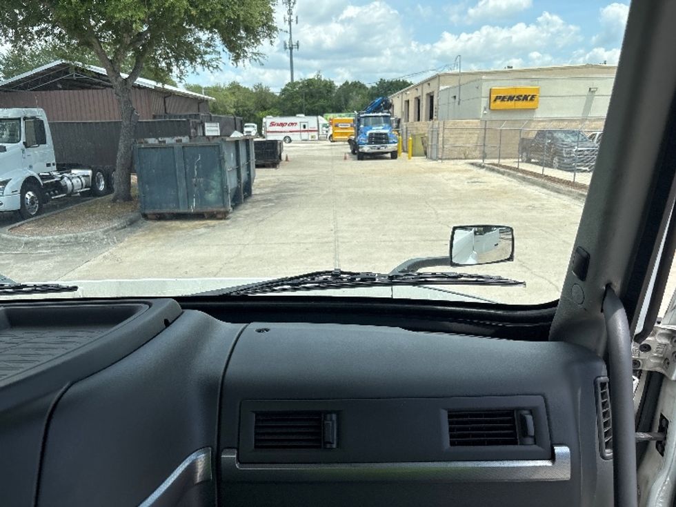 Day Cab Tractor-Heavy Duty Tractors-Volvo-2023-VNR62300-Tampa-FL-542,254\n\t\tmiles-$ 42,500 - Image 13