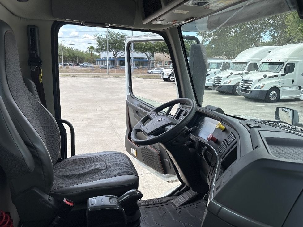 Day Cab Tractor-Heavy Duty Tractors-Volvo-2023-VNR62300-Tampa-FL-542,254\n\t\tmiles-$ 42,500 - Image 14