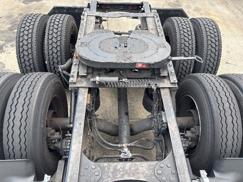 Day Cab Tractor-Heavy Duty Tractors-Volvo-2023-VNR62300-Tampa-FL-542,254\n\t\tmiles-$ 42,500 - Image 17