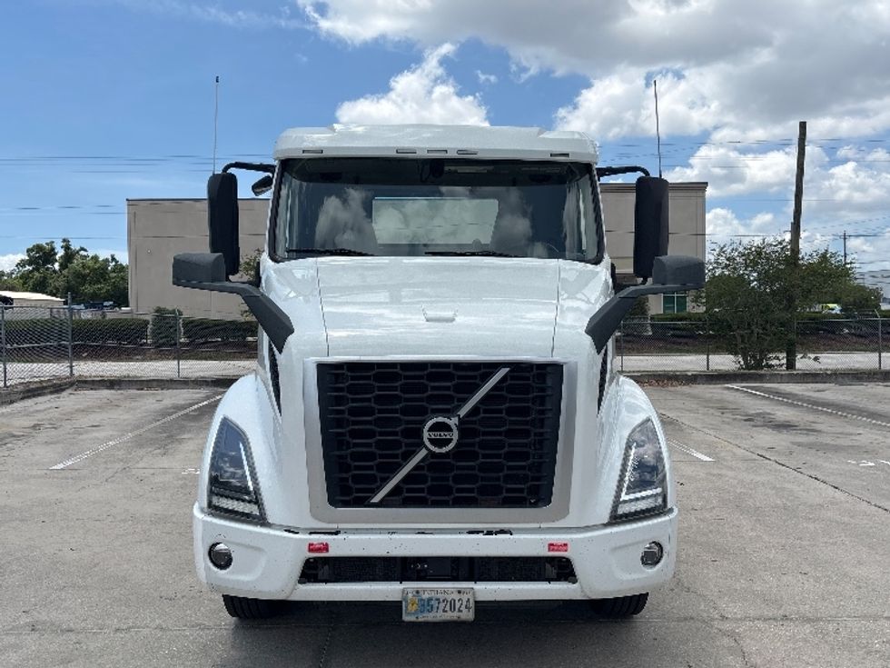 Day Cab Tractor-Heavy Duty Tractors-Volvo-2023-VNR62300-Tampa-FL-542,254\n\t\tmiles-$ 42,500 - Image 2