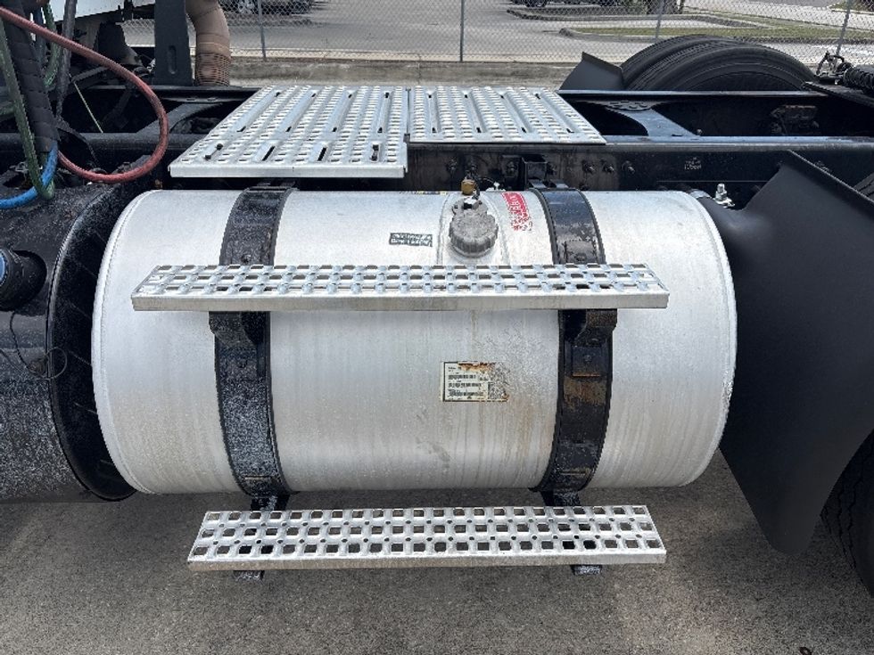 Day Cab Tractor-Heavy Duty Tractors-Volvo-2023-VNR62300-Tampa-FL-542,254\n\t\tmiles-$ 42,500 - Image 22