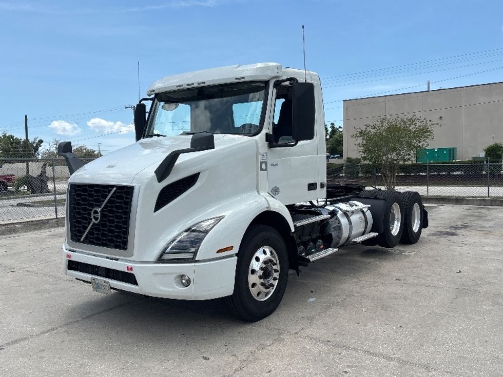 Day Cab Tractor-Heavy Duty Tractors-Volvo-2023-VNR62300-Tampa-FL-542,254\n\t\tmiles-$ 42,500 - Image 3