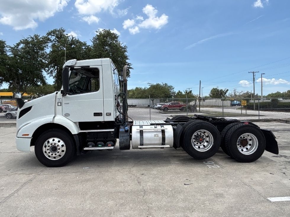 Day Cab Tractor-Heavy Duty Tractors-Volvo-2023-VNR62300-Tampa-FL-542,254\n\t\tmiles-$ 42,500 - Image 4