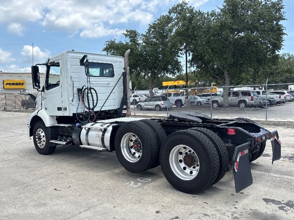 Day Cab Tractor-Heavy Duty Tractors-Volvo-2023-VNR62300-Tampa-FL-542,254\n\t\tmiles-$ 42,500 - Image 5