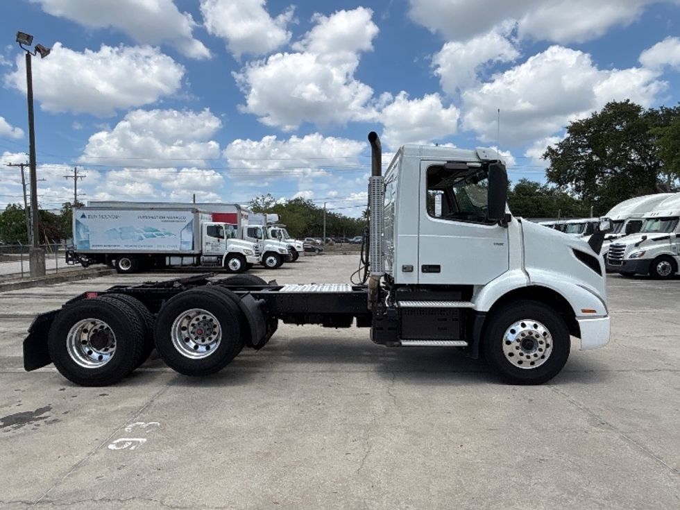 Day Cab Tractor-Heavy Duty Tractors-Volvo-2023-VNR62300-Tampa-FL-542,254\n\t\tmiles-$ 42,500 - Image 8
