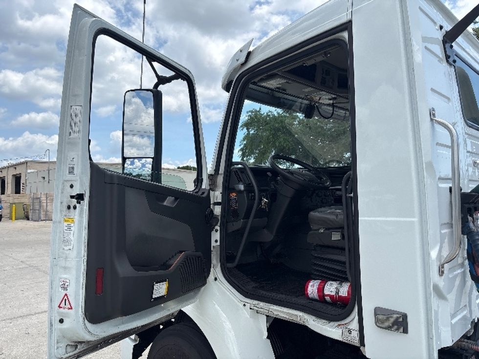 Day Cab Tractor-Heavy Duty Tractors-Volvo-2023-VNR62300-Tampa-FL-542,254\n\t\tmiles-$ 42,500 - Image 9