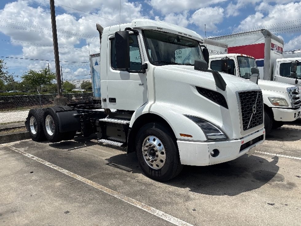 Day Cab Tractor-Heavy Duty Tractors-Volvo-2023-VNR62300-Tampa-FL-545,759\n\t\tmiles-$ 44,250 - Image 1