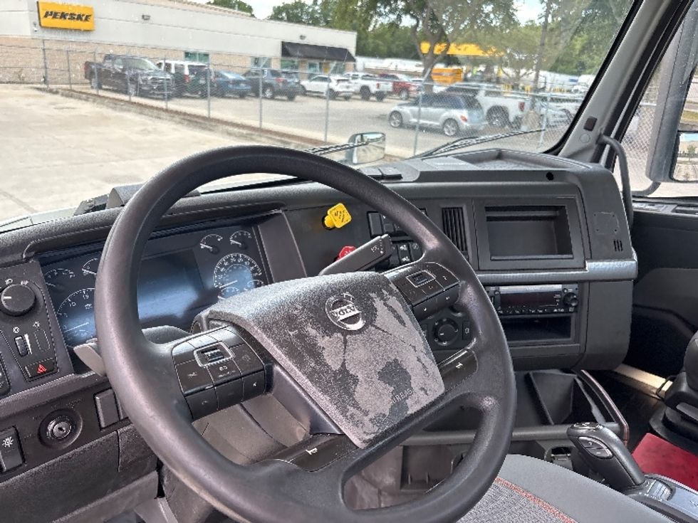 Day Cab Tractor-Heavy Duty Tractors-Volvo-2023-VNR62300-Tampa-FL-545,759\n\t\tmiles-$ 44,250 - Image 10