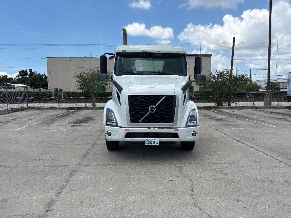 Day Cab Tractor-Heavy Duty Tractors-Volvo-2023-VNR62300-Tampa-FL-545,759\n\t\tmiles-$ 44,250 - Image 2