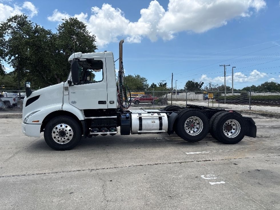 Day Cab Tractor-Heavy Duty Tractors-Volvo-2023-VNR62300-Tampa-FL-545,759\n\t\tmiles-$ 44,250 - Image 4