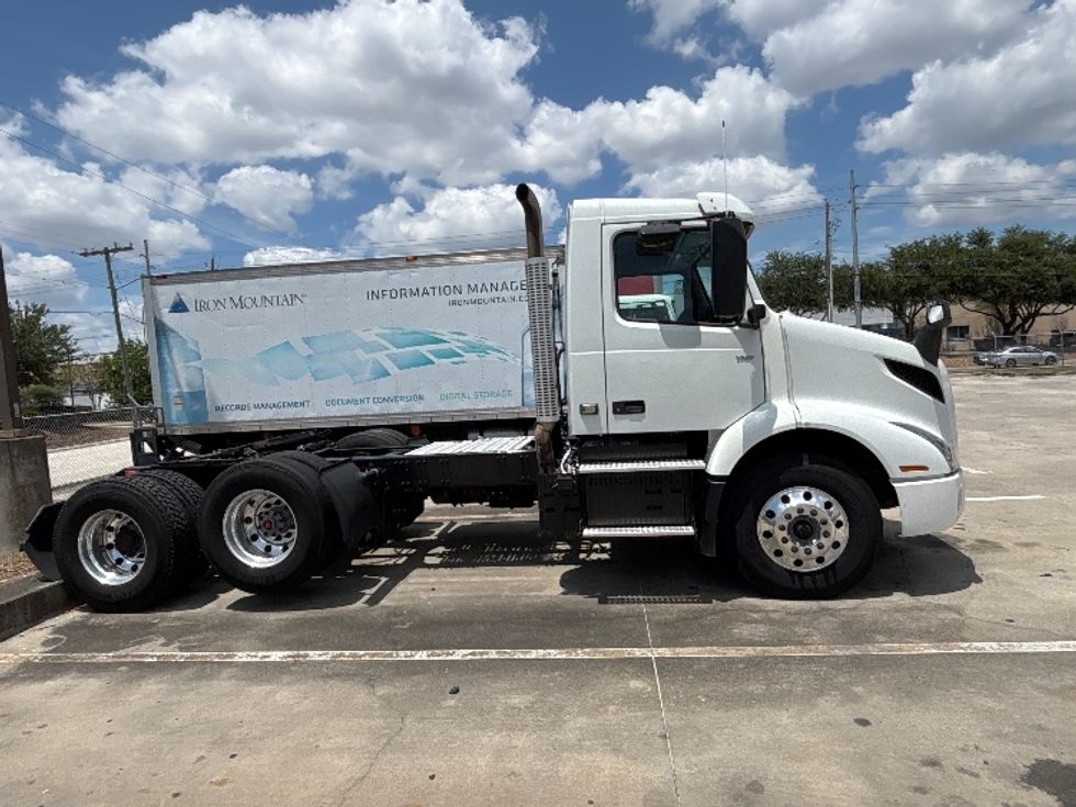 Day Cab Tractor-Heavy Duty Tractors-Volvo-2023-VNR62300-Tampa-FL-545,759\n\t\tmiles-$ 44,250 - Image 8