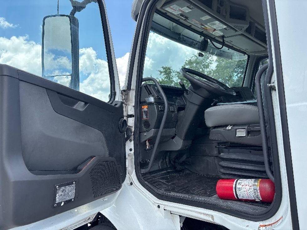 Day Cab Tractor-Heavy Duty Tractors-Volvo-2023-VNR62300-Tampa-FL-545,759\n\t\tmiles-$ 44,250 - Image 9
