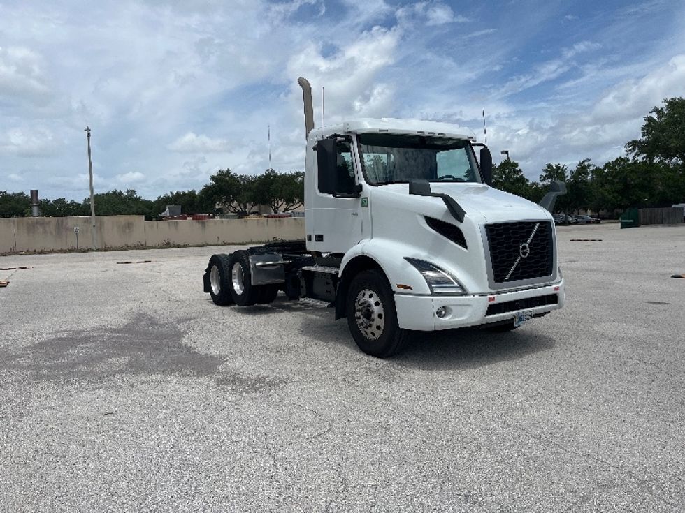 Day Cab Tractor-Heavy Duty Tractors-Volvo-2023-VNR62300-Tampa-FL-635,461\n\t\tmiles-$ 32,750 - Image 1