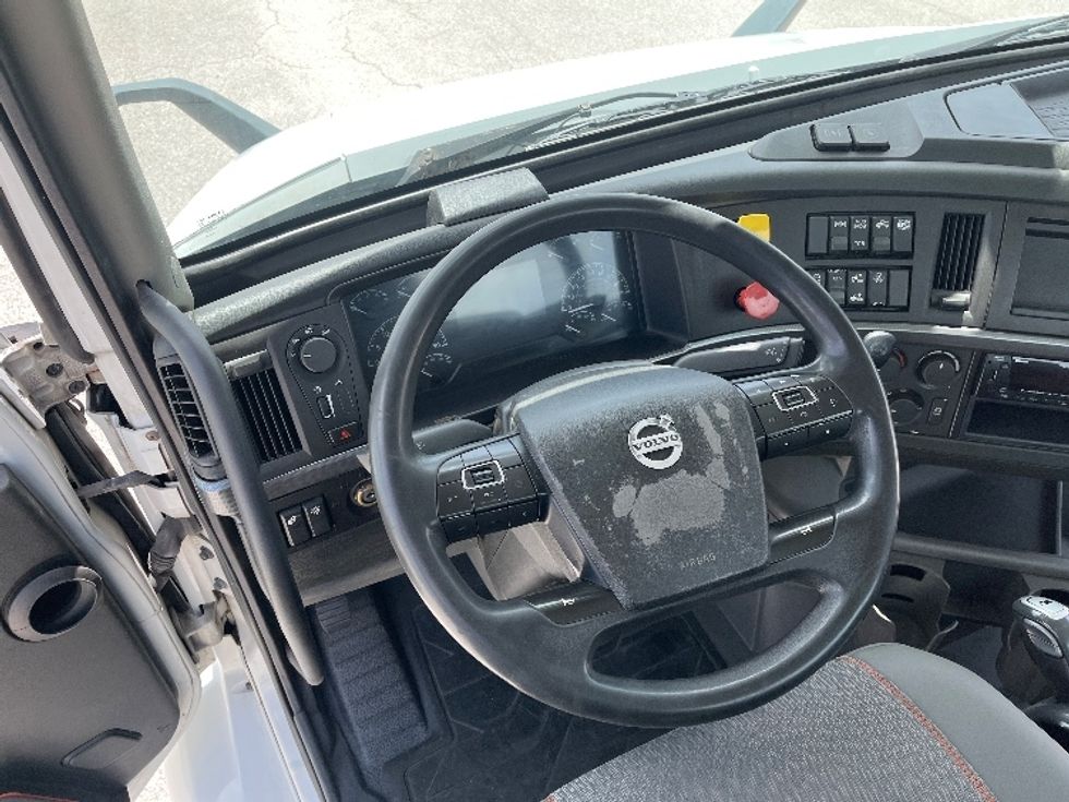 Day Cab Tractor-Heavy Duty Tractors-Volvo-2023-VNR62300-Tampa-FL-635,461\n\t\tmiles-$ 32,750 - Image 10