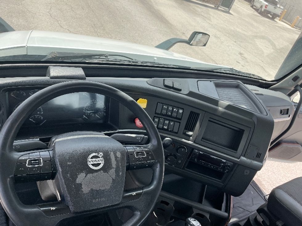 Day Cab Tractor-Heavy Duty Tractors-Volvo-2023-VNR62300-Tampa-FL-635,461\n\t\tmiles-$ 32,750 - Image 11