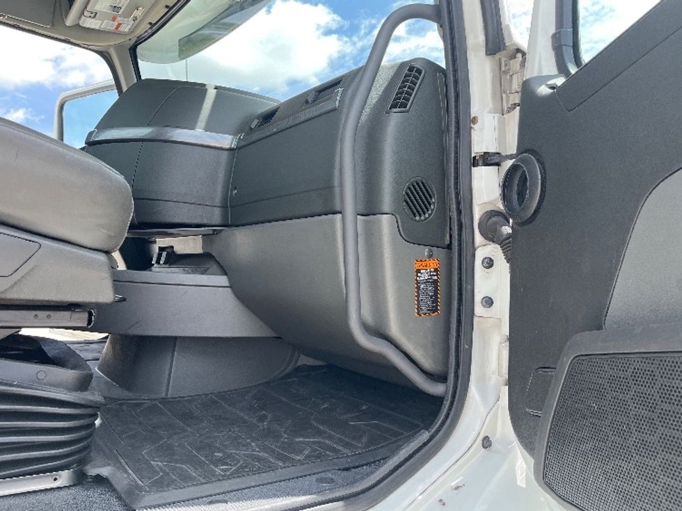 Day Cab Tractor-Heavy Duty Tractors-Volvo-2023-VNR62300-Tampa-FL-635,461\n\t\tmiles-$ 32,750 - Image 12