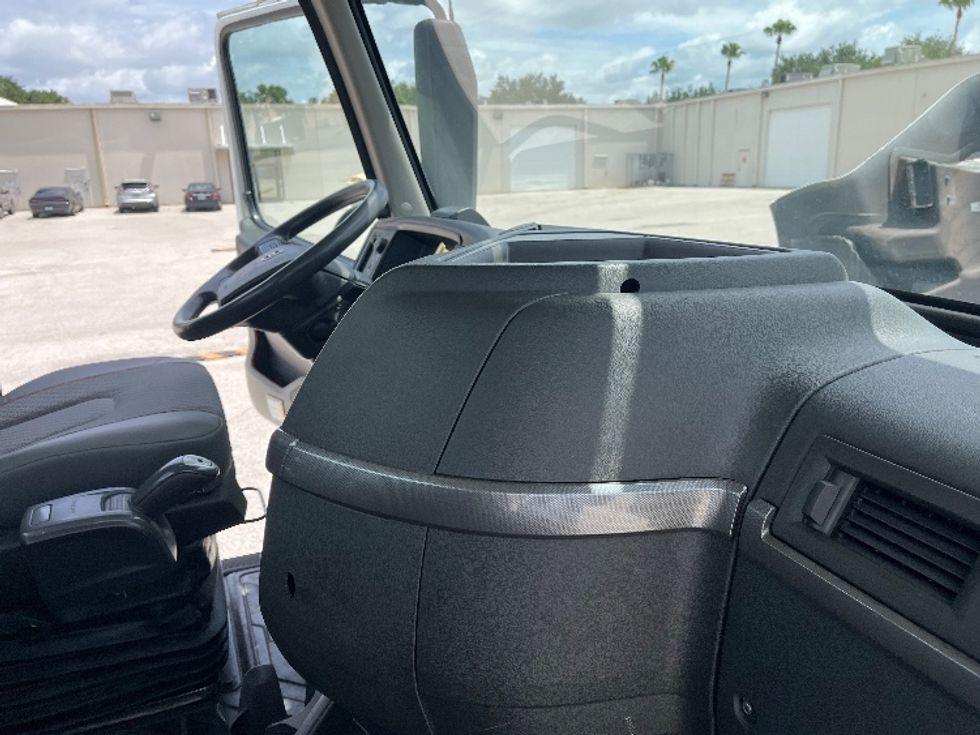 Day Cab Tractor-Heavy Duty Tractors-Volvo-2023-VNR62300-Tampa-FL-635,461\n\t\tmiles-$ 32,750 - Image 14