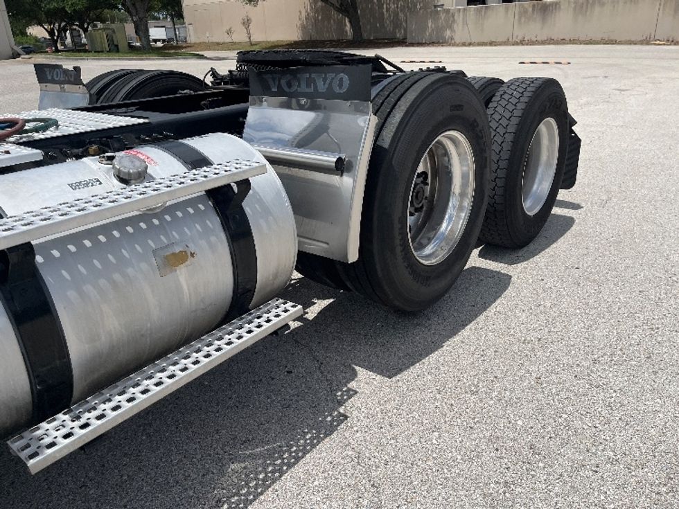 Day Cab Tractor-Heavy Duty Tractors-Volvo-2023-VNR62300-Tampa-FL-635,461\n\t\tmiles-$ 32,750 - Image 17