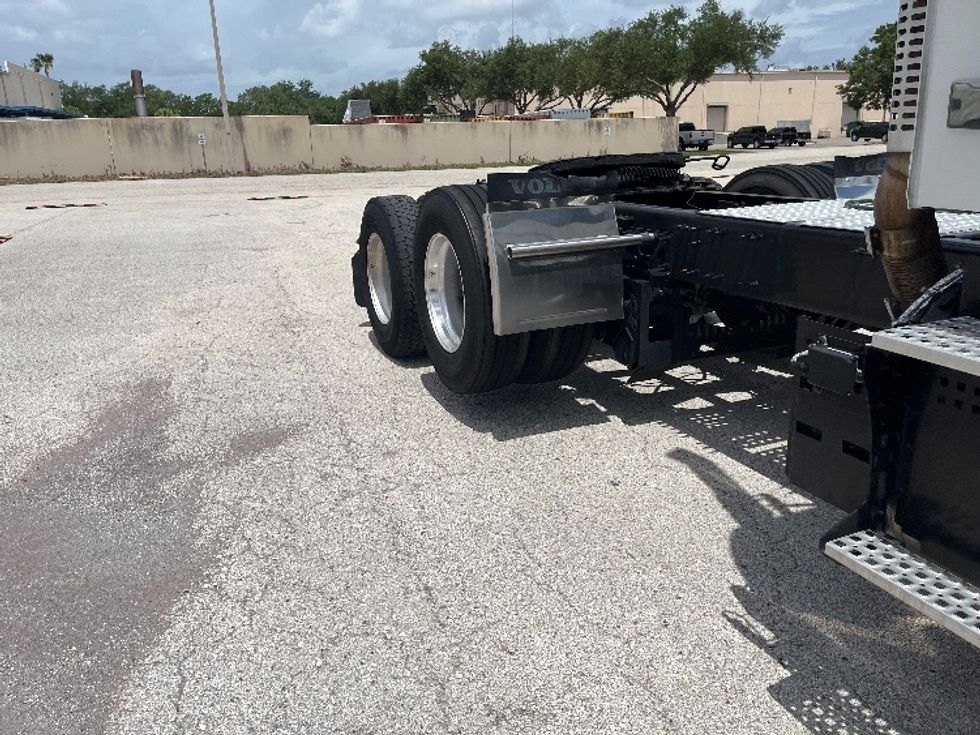 Day Cab Tractor-Heavy Duty Tractors-Volvo-2023-VNR62300-Tampa-FL-635,461\n\t\tmiles-$ 32,750 - Image 18