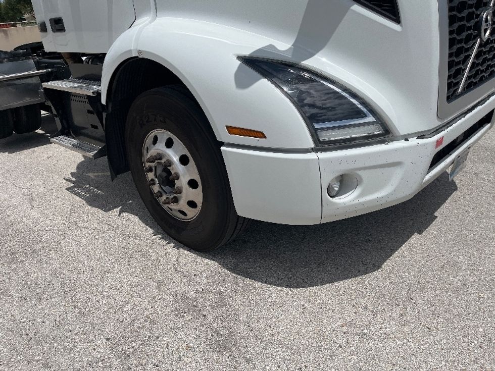 Day Cab Tractor-Heavy Duty Tractors-Volvo-2023-VNR62300-Tampa-FL-635,461\n\t\tmiles-$ 32,750 - Image 19