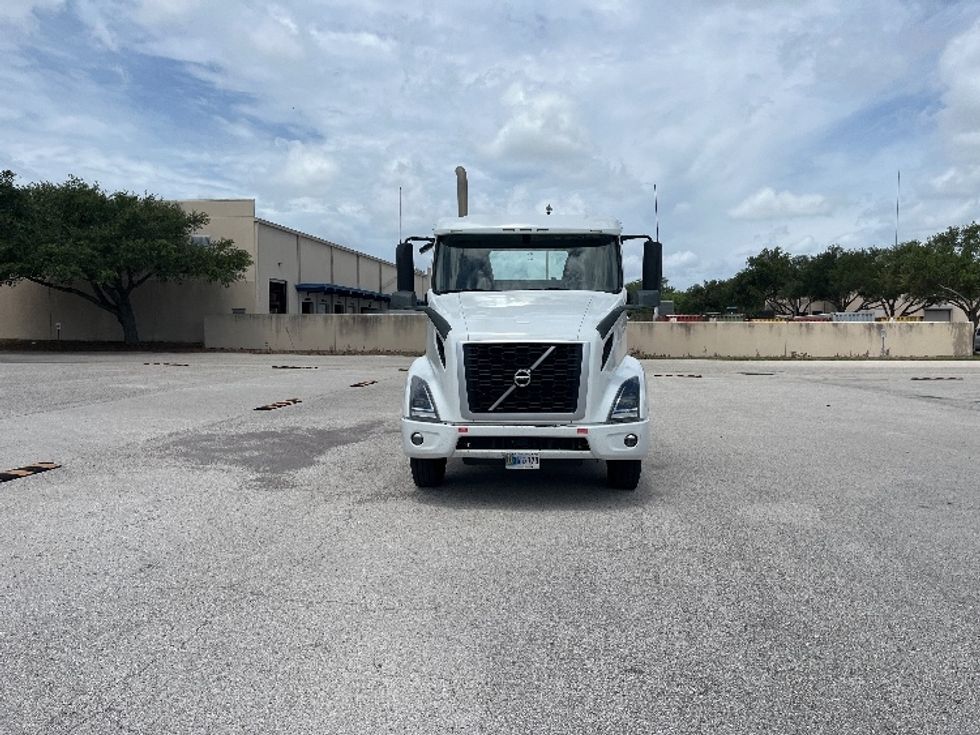 Day Cab Tractor-Heavy Duty Tractors-Volvo-2023-VNR62300-Tampa-FL-635,461\n\t\tmiles-$ 32,750 - Image 2