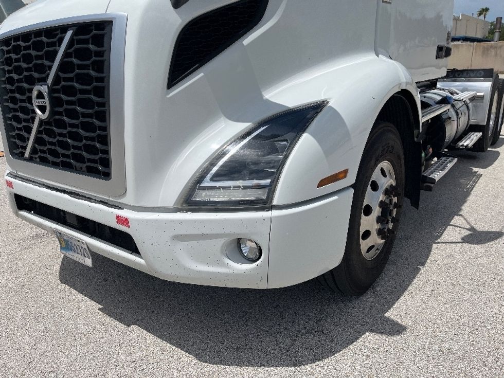 Day Cab Tractor-Heavy Duty Tractors-Volvo-2023-VNR62300-Tampa-FL-635,461\n\t\tmiles-$ 32,750 - Image 21