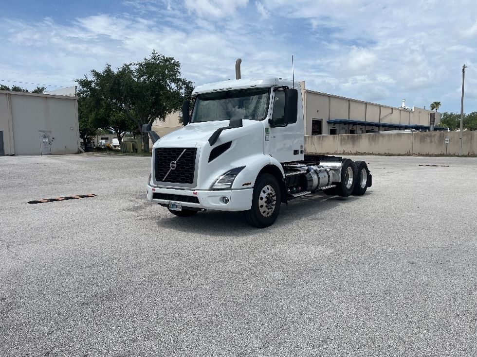 Day Cab Tractor-Heavy Duty Tractors-Volvo-2023-VNR62300-Tampa-FL-635,461\n\t\tmiles-$ 32,750 - Image 3