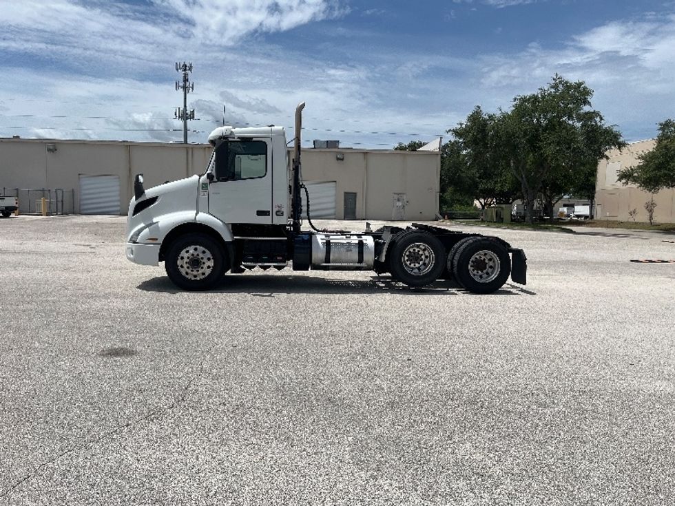 Day Cab Tractor-Heavy Duty Tractors-Volvo-2023-VNR62300-Tampa-FL-635,461\n\t\tmiles-$ 32,750 - Image 4