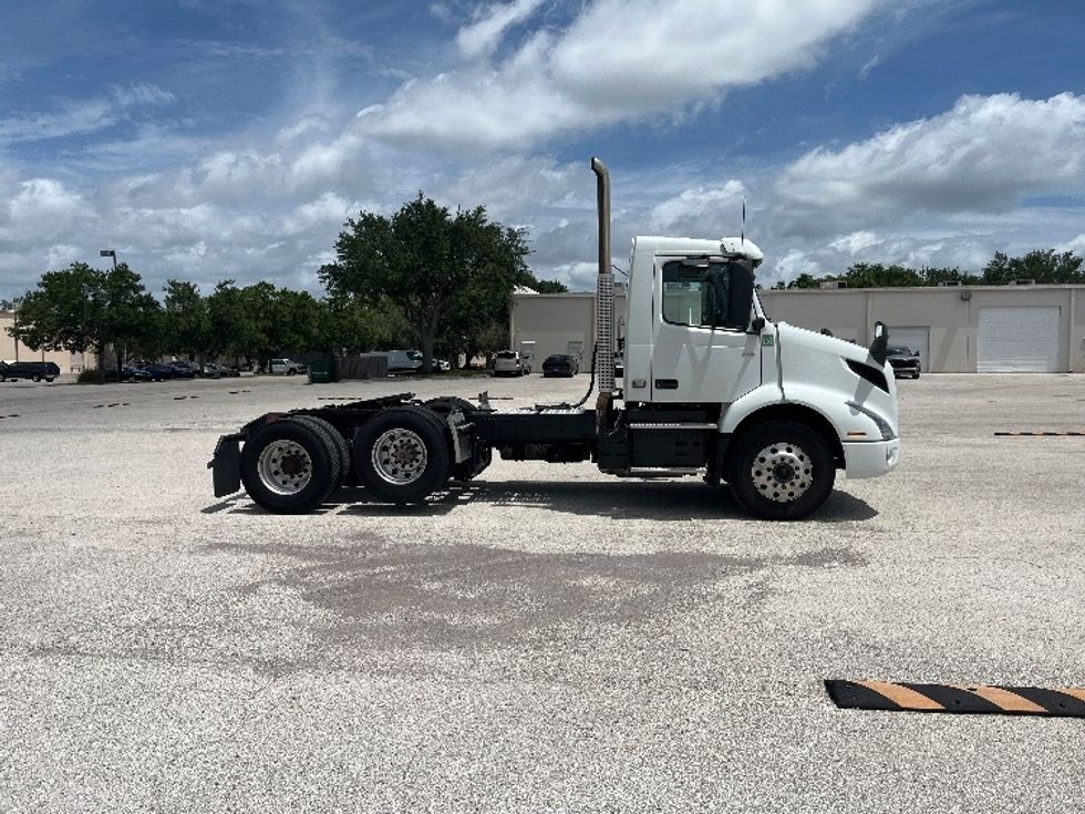 Day Cab Tractor-Heavy Duty Tractors-Volvo-2023-VNR62300-Tampa-FL-635,461\n\t\tmiles-$ 32,750 - Image 8